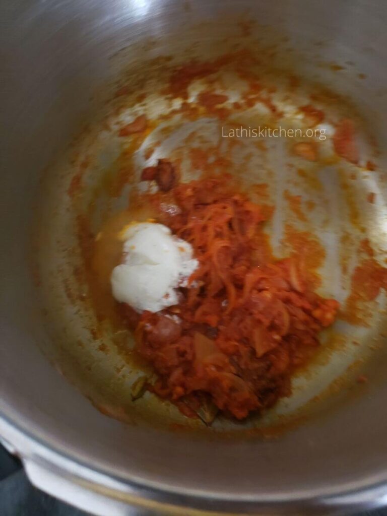 Pan with sauteed tomato paste and spice powders with yogurt.