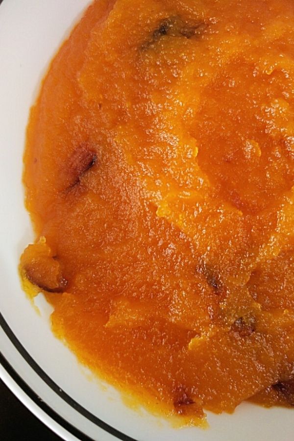 Close up picture of papaya halwa.