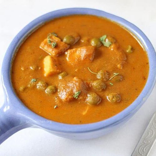 Bowl of Indian cottage cheese and peas curry.