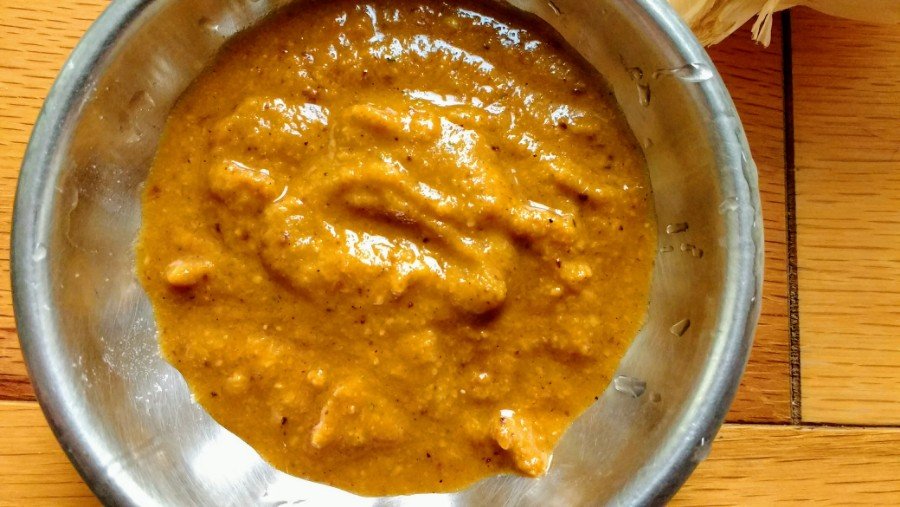 A bowl of garlic chutney.