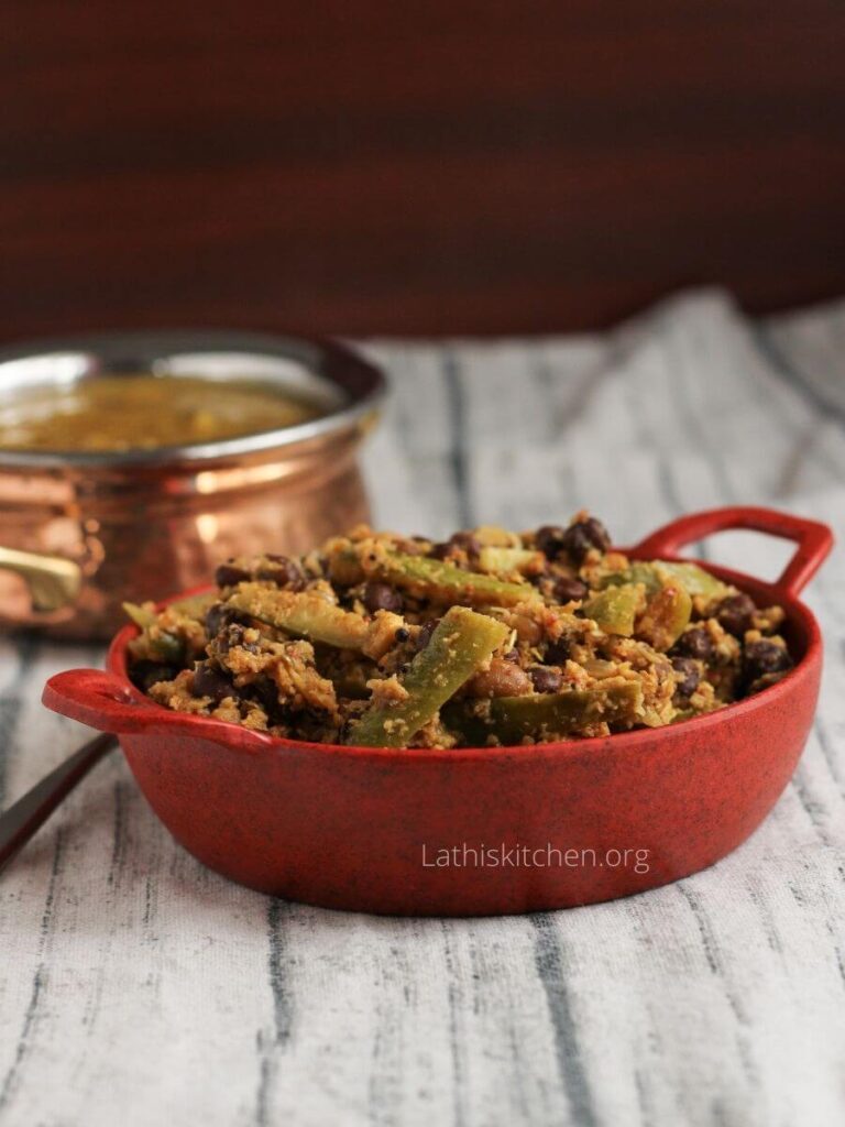 One bowl with kadale manoli and another bowl with curry placed on a table cloth.