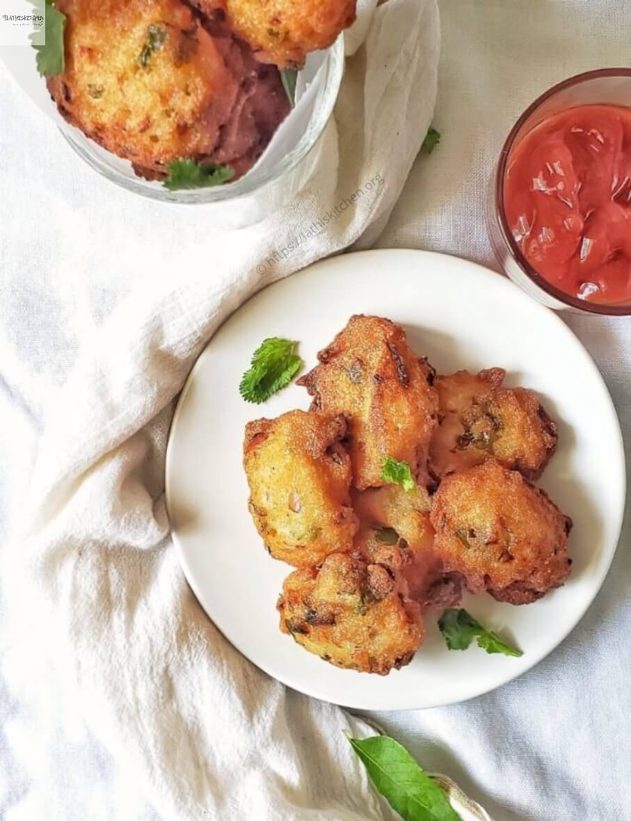 Plate of rava pakoda.